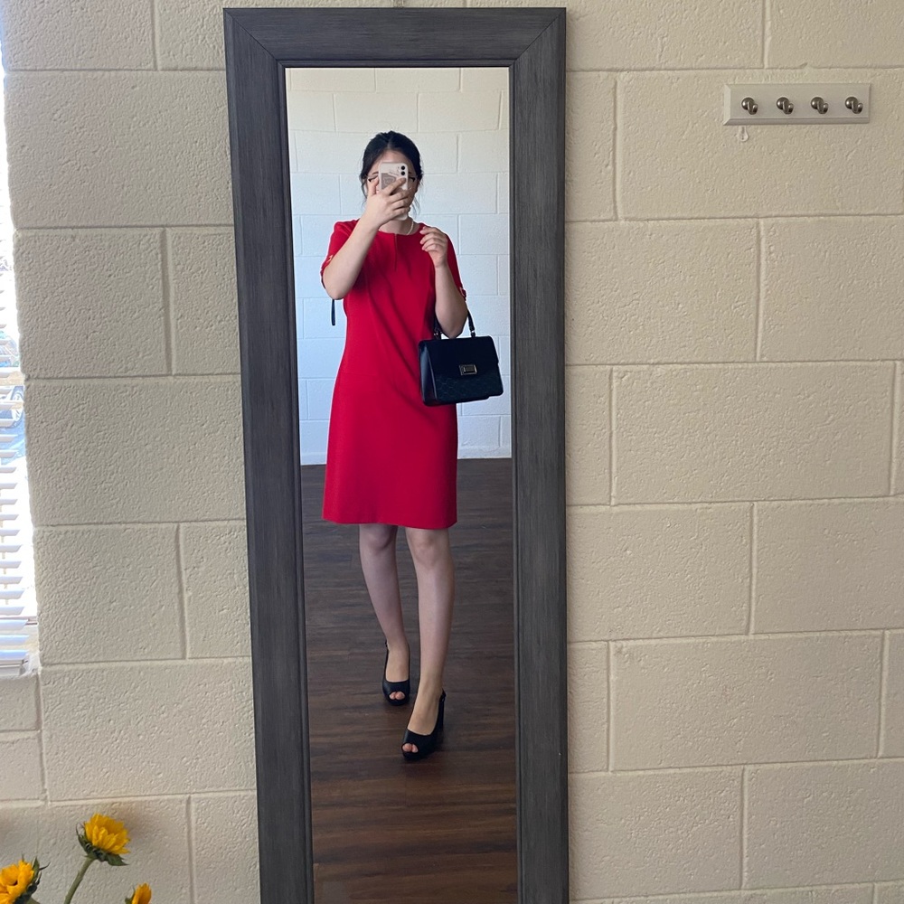 Tommy Hilfiger
Scuba Crepe Split Round Neck Short Sleeve  Dress